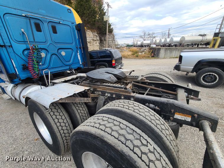 image for item HE9953 2013 Freightliner Cascadia  semi truck