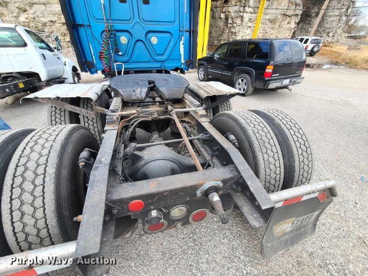 image for item HE9953 2013 Freightliner Cascadia  semi truck