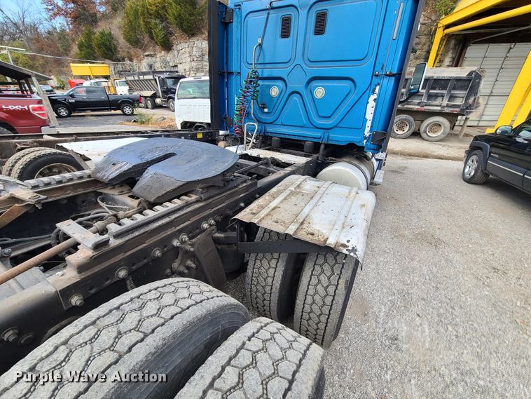 image for item HE9953 2013 Freightliner Cascadia  semi truck