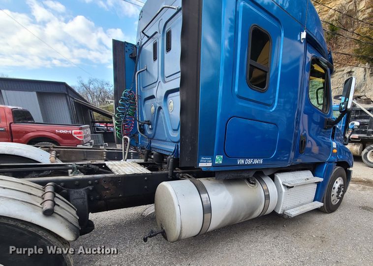 image for item HE9953 2013 Freightliner Cascadia  semi truck