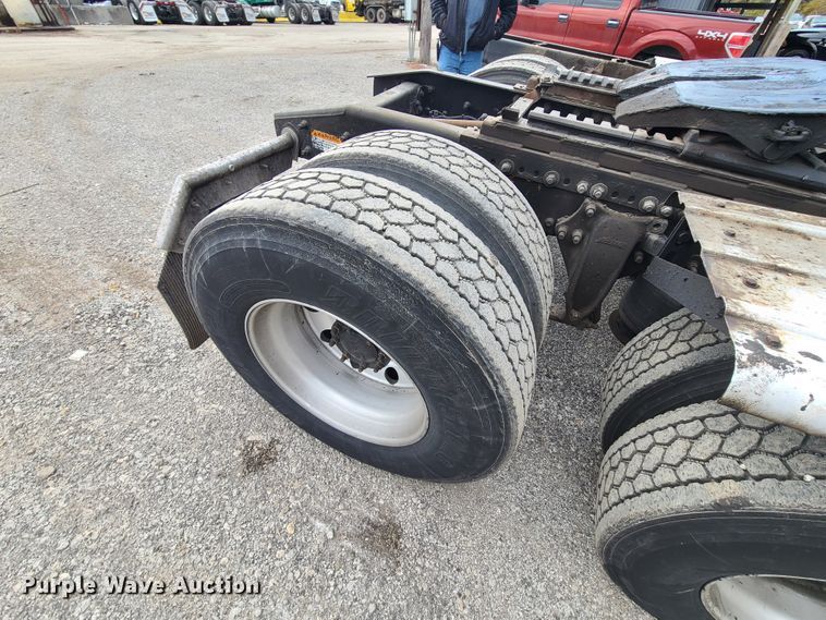 image for item HE9953 2013 Freightliner Cascadia  semi truck