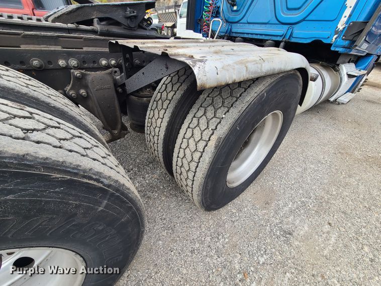 image for item HE9953 2013 Freightliner Cascadia  semi truck