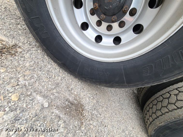 image for item HE9953 2013 Freightliner Cascadia  semi truck