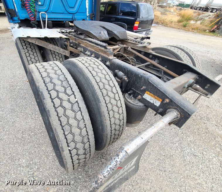 image for item HE9953 2013 Freightliner Cascadia  semi truck