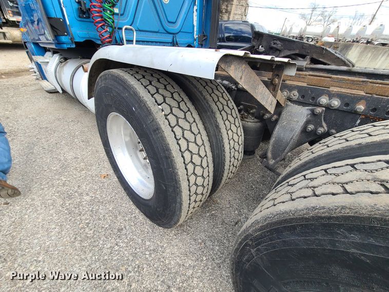 image for item HE9953 2013 Freightliner Cascadia  semi truck