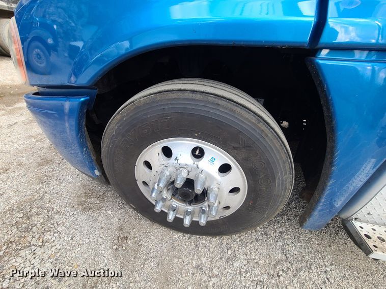 image for item HE9953 2013 Freightliner Cascadia  semi truck