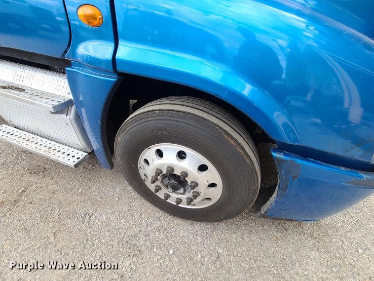 image for item HE9953 2013 Freightliner Cascadia  semi truck