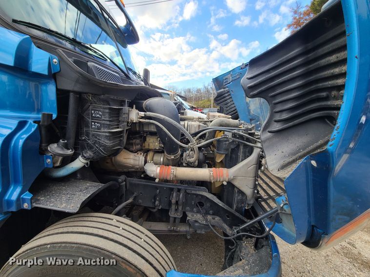 image for item HE9953 2013 Freightliner Cascadia  semi truck