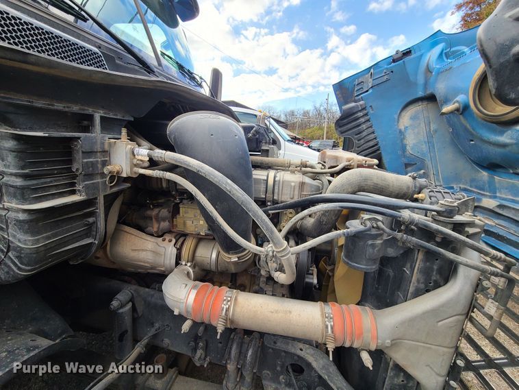 image for item HE9953 2013 Freightliner Cascadia  semi truck