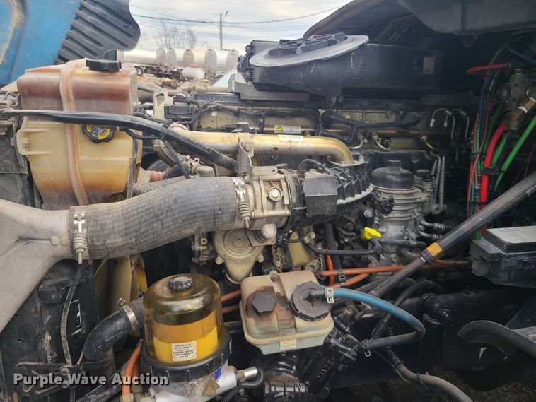 image for item HE9953 2013 Freightliner Cascadia  semi truck