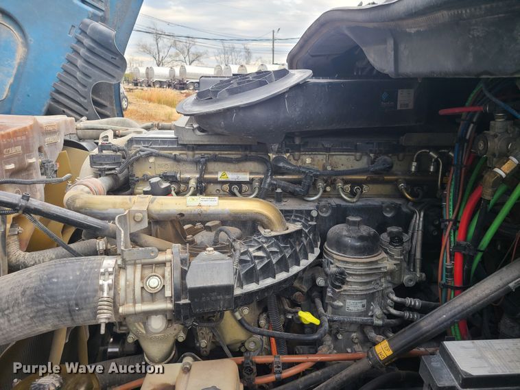 image for item HE9953 2013 Freightliner Cascadia  semi truck