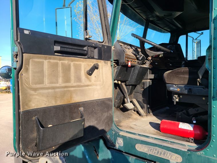 image for item HE9984 1995 Freightliner FLD  semi truck