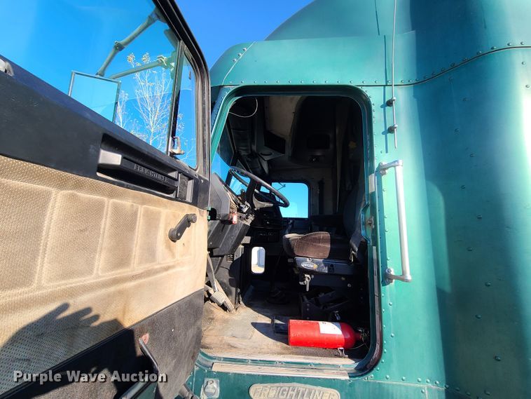 image for item HE9984 1995 Freightliner FLD  semi truck