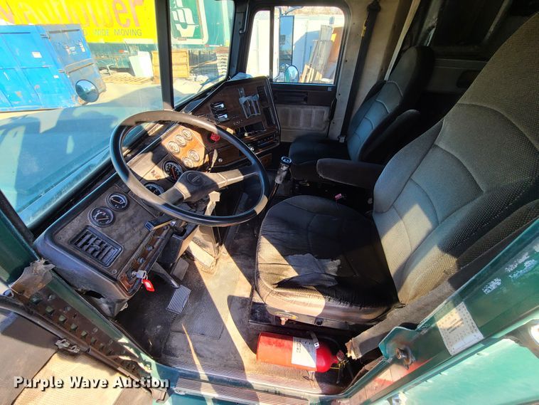 image for item HE9984 1995 Freightliner FLD  semi truck