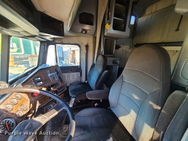 image for item HE9984 1995 Freightliner FLD  semi truck