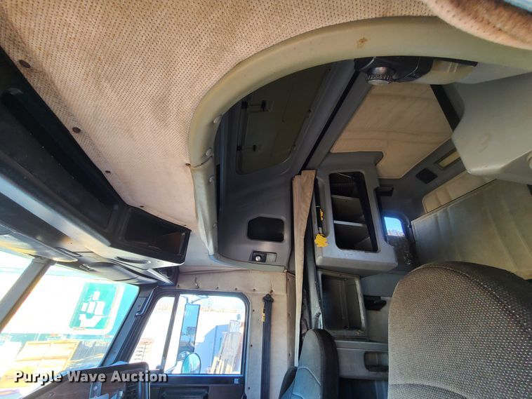 image for item HE9984 1995 Freightliner FLD  semi truck