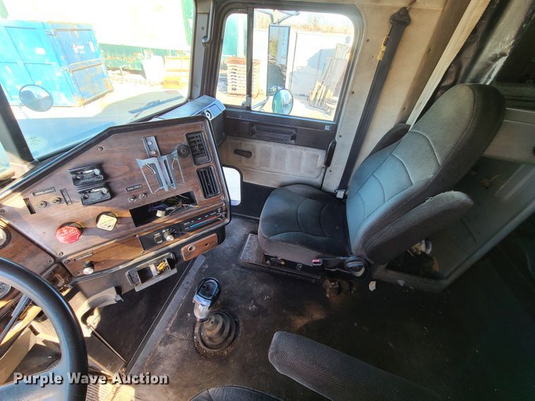 image for item HE9984 1995 Freightliner FLD  semi truck