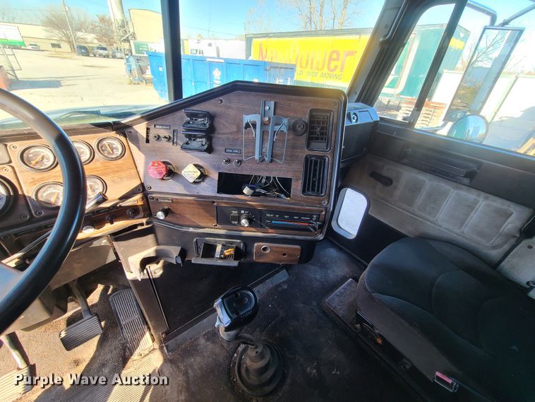 image for item HE9984 1995 Freightliner FLD  semi truck