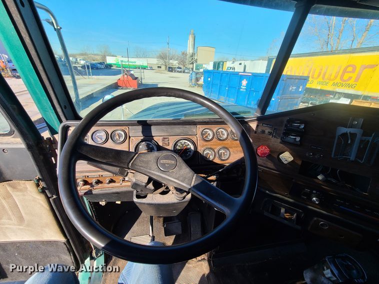 image for item HE9984 1995 Freightliner FLD  semi truck