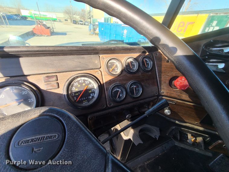 image for item HE9984 1995 Freightliner FLD  semi truck