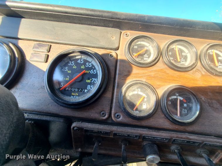 image for item HE9984 1995 Freightliner FLD  semi truck