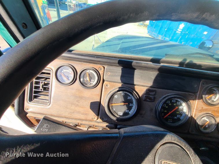 image for item HE9984 1995 Freightliner FLD  semi truck