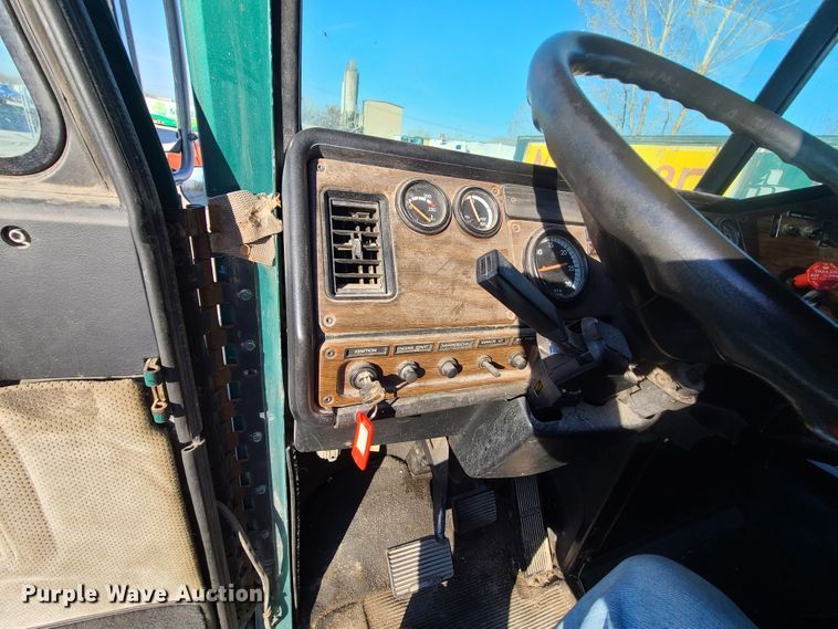 image for item HE9984 1995 Freightliner FLD  semi truck