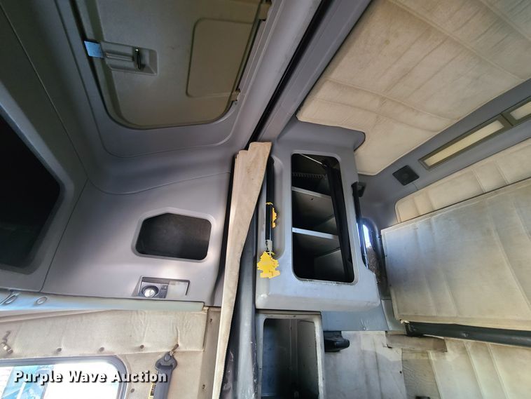 image for item HE9984 1995 Freightliner FLD  semi truck