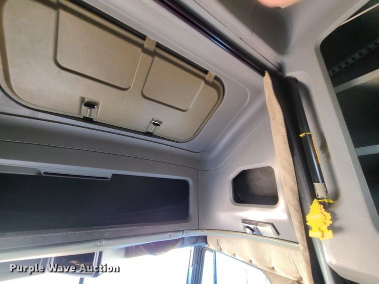 image for item HE9984 1995 Freightliner FLD  semi truck