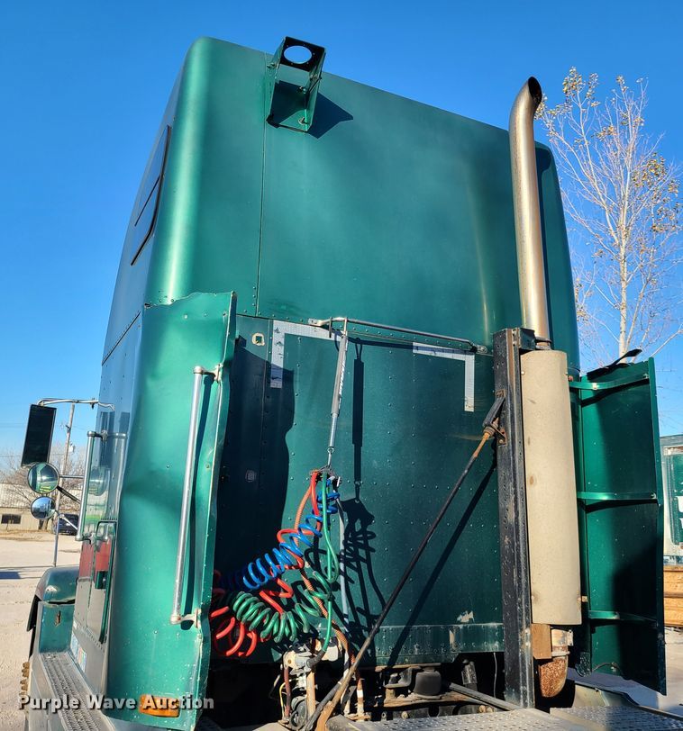 image for item HE9984 1995 Freightliner FLD  semi truck