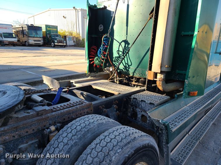 image for item HE9984 1995 Freightliner FLD  semi truck