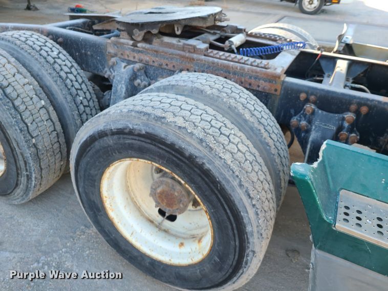 image for item HE9984 1995 Freightliner FLD  semi truck