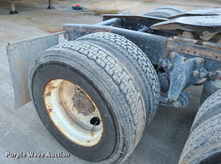 image for item HE9984 1995 Freightliner FLD  semi truck