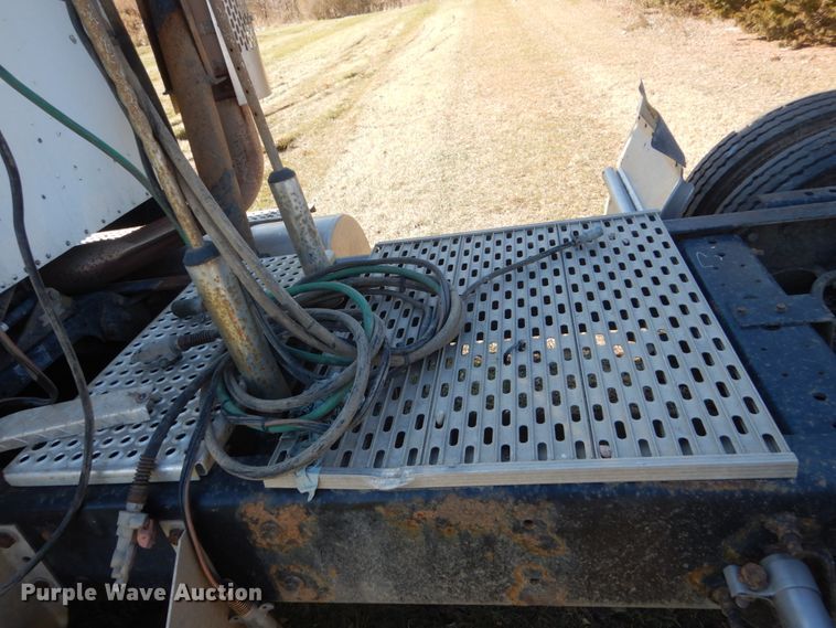 image for item HS9419 2005 International 9200i  semi truck