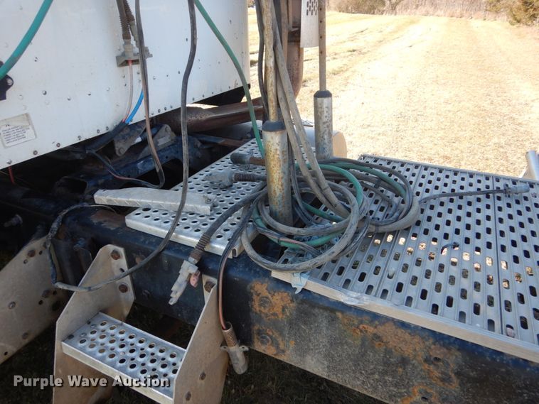 image for item HS9419 2005 International 9200i  semi truck