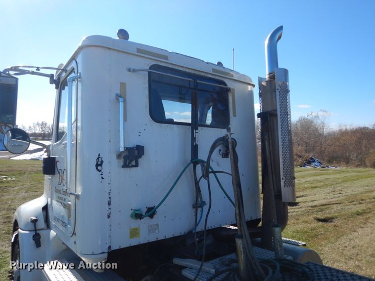 image for item HS9419 2005 International 9200i  semi truck