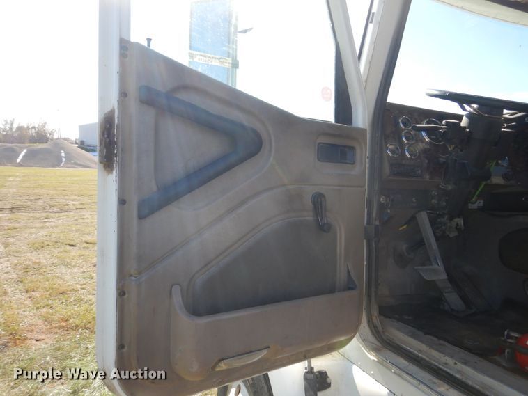 image for item HS9419 2005 International 9200i  semi truck