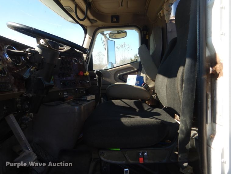 image for item HS9419 2005 International 9200i  semi truck