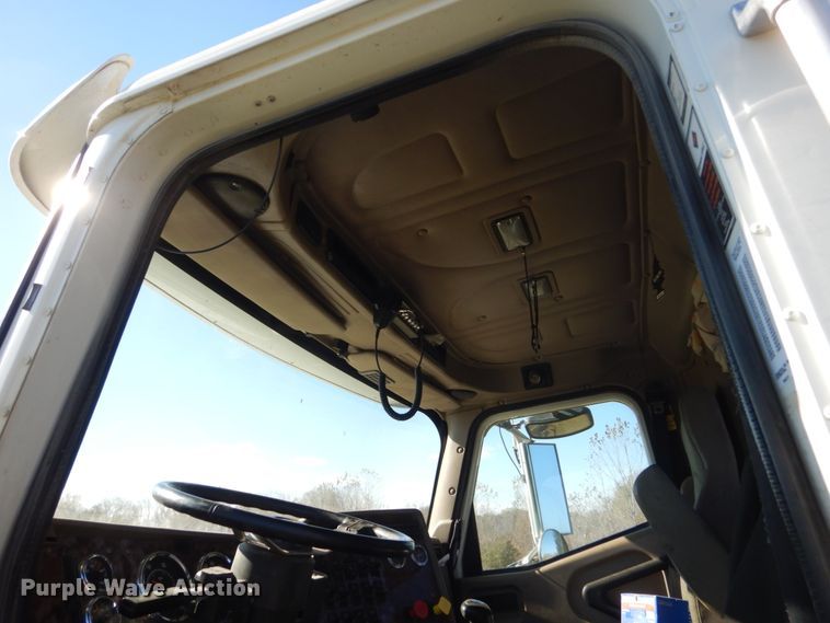 image for item HS9419 2005 International 9200i  semi truck