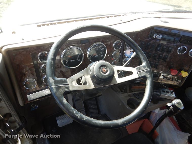 image for item HS9419 2005 International 9200i  semi truck