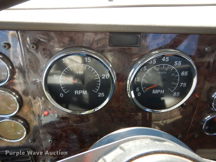 image for item HS9419 2005 International 9200i  semi truck