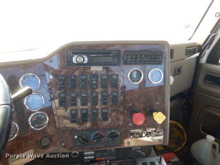 image for item HS9419 2005 International 9200i  semi truck