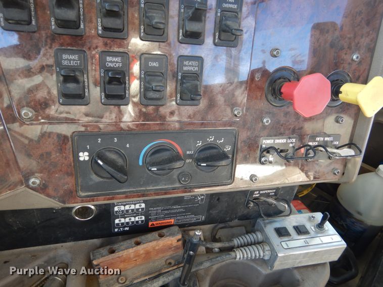 image for item HS9419 2005 International 9200i  semi truck