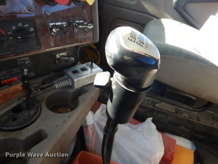 image for item HS9419 2005 International 9200i  semi truck