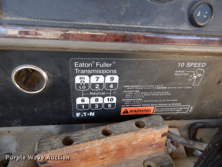 image for item HS9419 2005 International 9200i  semi truck