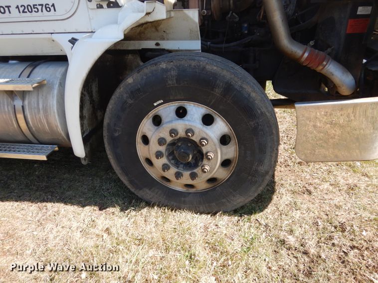 image for item HS9419 2005 International 9200i  semi truck