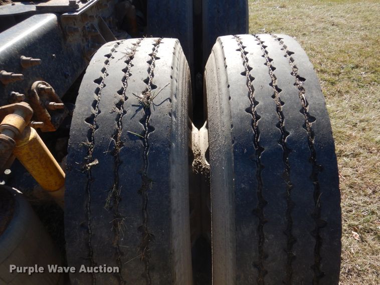 image for item HS9419 2005 International 9200i  semi truck