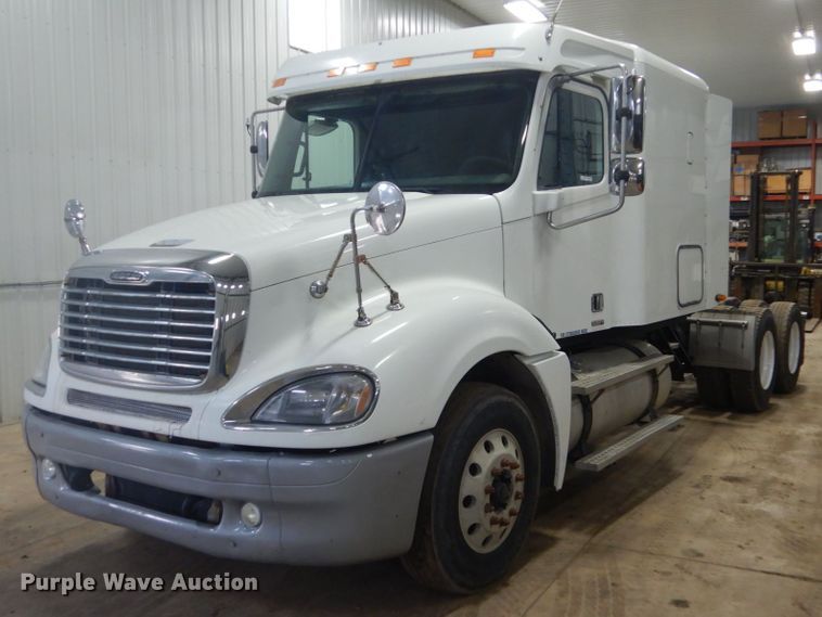 image for item HS9430 2004 Freightliner Columbia  semi truck