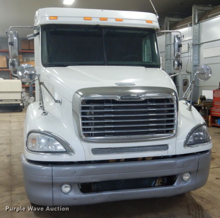 image for item HS9430 2004 Freightliner Columbia  semi truck