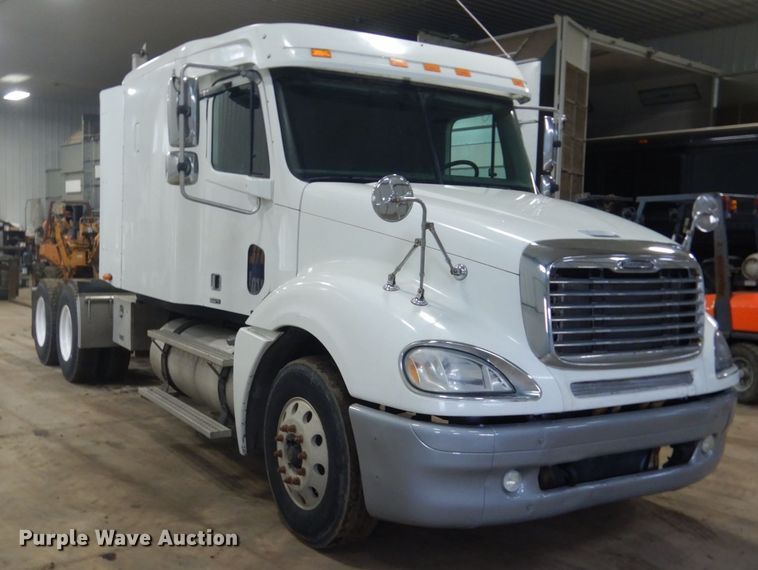 image for item HS9430 2004 Freightliner Columbia  semi truck